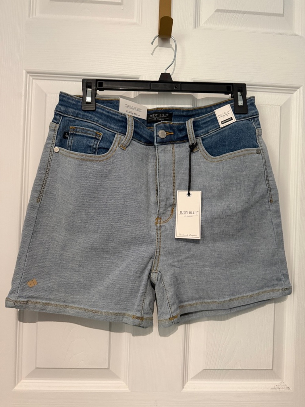 NWT Judy Blue Two-Tone Light & Medium Wash Denim Shorts. Size large.